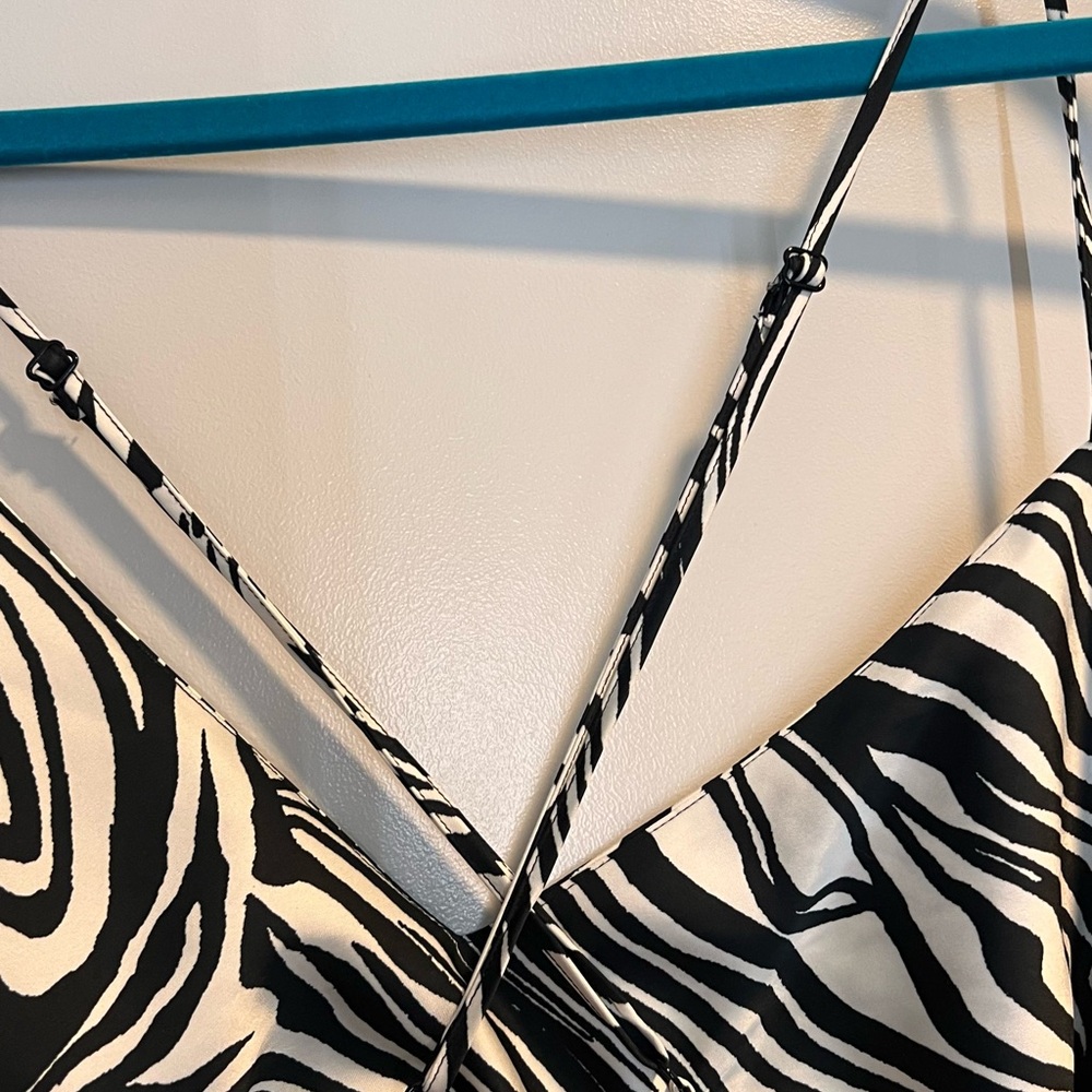Black & White Zebra Print H&M Dress Perfect for Vacation! 🏝️⛱️☀️🕶️ - Picture 5 of 9